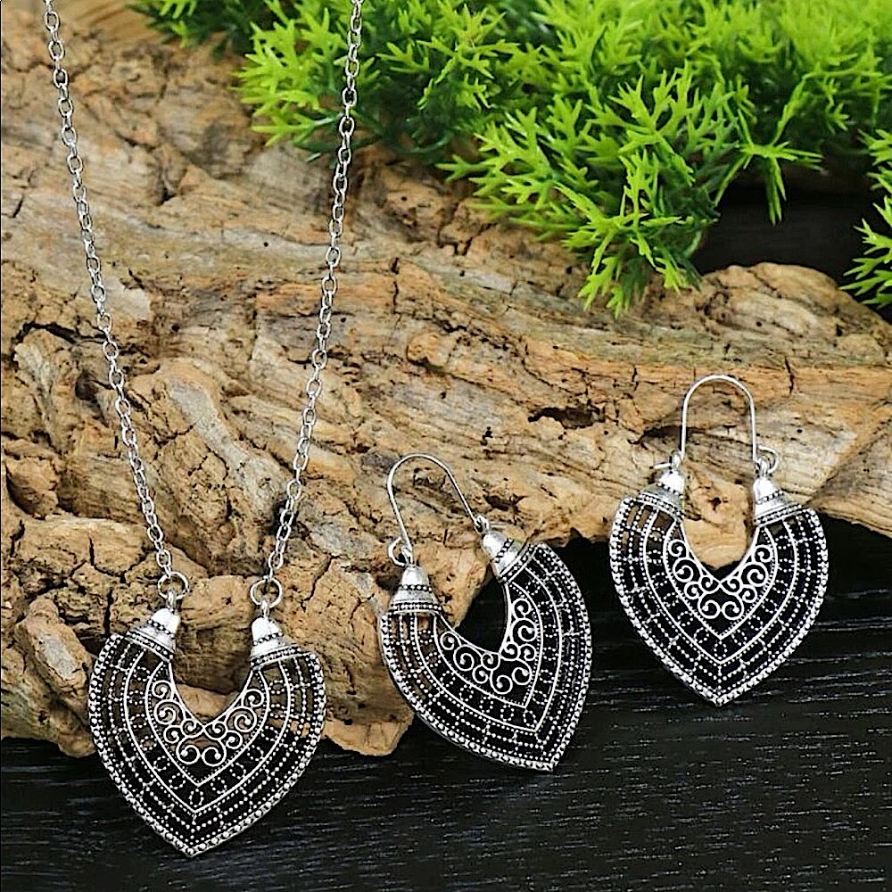 NWT Boutique Boho Mandala Necklace Silver Statement Crescent Tibetan Tribal